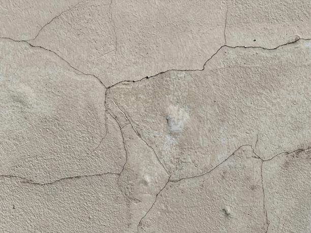 一张消防栓放在水泥墙顶上的照片。图片下载