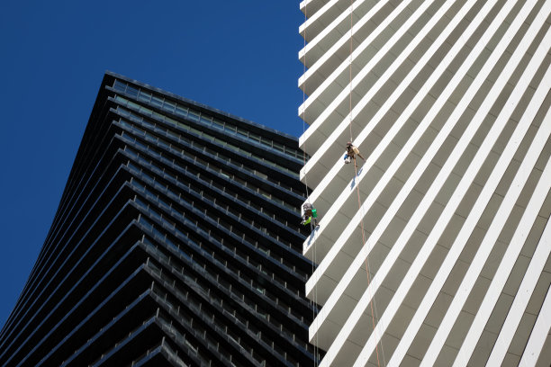 (特写)清洁公司在摩天楼上工作。图片下载