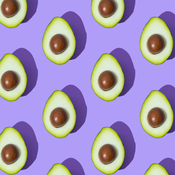新潮的阳光清新的鳄梨图案在紫色的背景。最小的热带有机水果概念。生食或素食构成健康饮食模式。创意的夏季布局。平的。图片下载