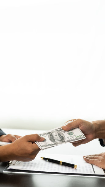 贪污在商业中是非法的，高级官员从商人那里收受贿赂，以签订合同、投资交易、贿赂和腐败。特写照片图片下载