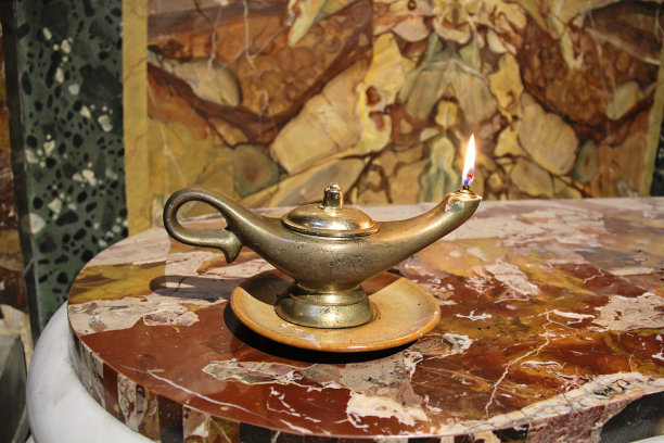 大理石上的旧铜油灯图片下载