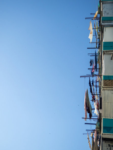 衣服正在晾衣绳上晒干。从一个不寻常的角度看。当地居民的阳台。图片下载