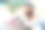 快乐微笑的女性旅行者在城市散步后，在咖啡馆露台上拿着可重复使用的杯子里的咖啡休息，看着数码相机上的照片。旅游博主、摄影师、网红捕捉这一刻。图片下载