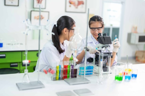 在实验室里，女性科学家贡献了宝贵的见解，推进了我们对化学的了解，并为从医学到材料科学等领域的突破性发现铺平了道路。图片下载