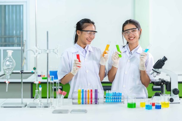 在实验室环境中，女性科学家与来自不同背景的同事合作，培养了一种包容和创新的文化，推动了化学领域的进步。图片下载