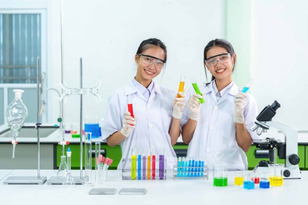 实验室里的女性科学家对细节有着敏锐的眼光和对发现的热情，她们一丝不苟地分析数据，揭示揭示化学基本方面的模式和趋势。图片下载