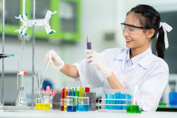 在化学实验室，女性研究人员探索纳米技术和纳米医学的潜力，以彻底改变药物输送、成像和诊断，为精准医疗提供新的途径。图片下载