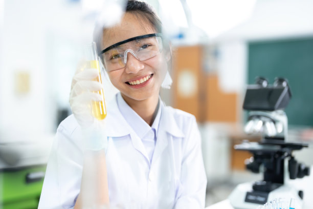 通过跨学科合作，女性科学家和医生共同努力开发新的治疗方法，解决未满足的医疗需求并改善患者的预后。图片下载