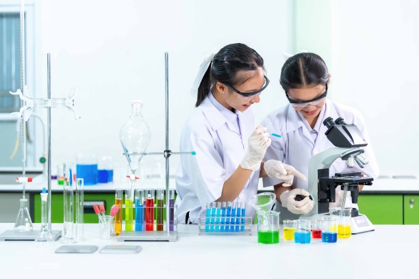 在化学原理方面，女性科学家细致地控制实验中的变量和条件，确保其发现的可靠性和可重复性。图片下载