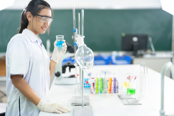 在实验室里，女性科学家和医学专业人员努力确保化学和显微镜技术的进步使各行各业的人受益，图片下载