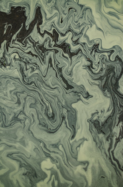 雨后在水坑里收集的植物花粉。高质量照片图片下载