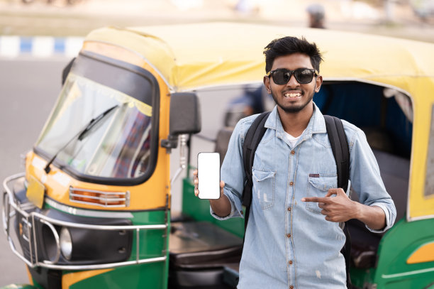 自信的印度年轻男子展示他的智能手机图片下载