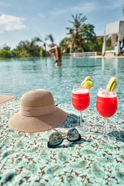 假日期间红色生活风格鸡尾酒的照片图片下载