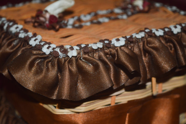 用藤条做的纸巾盒，用棕色缎带装饰图片下载