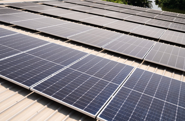屋顶上的太阳能电池图片下载