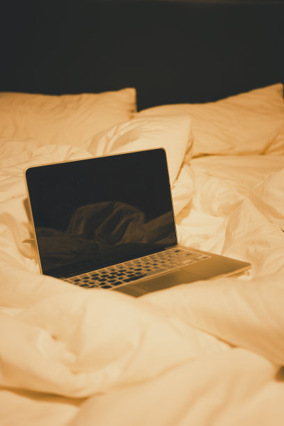 笔记本电脑上有褶皱的白色亚麻布。图片下载