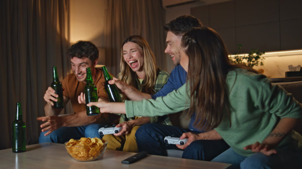 快乐的朋友们在家里碰杯，聚会到深夜。图片下载