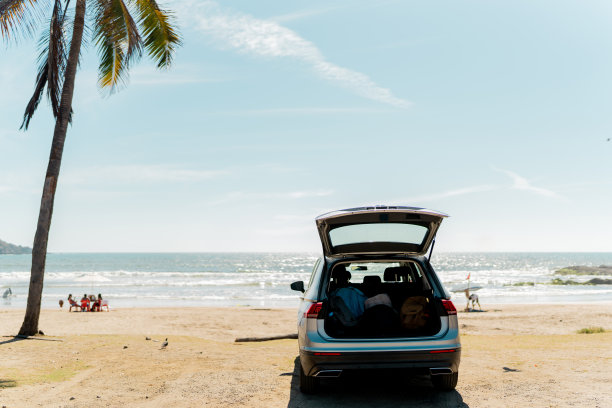 汽车后备箱里堆满了海滩上的行李和袋子图片下载