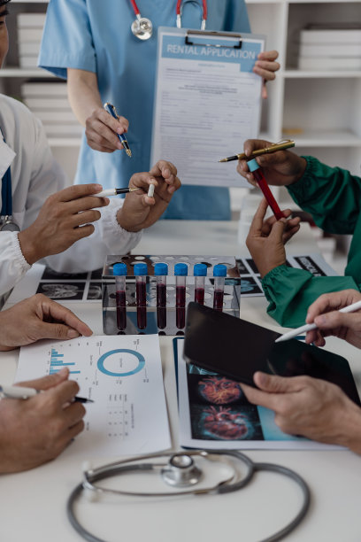 医疗小组会议讨论了在医院实验室治疗脑癌的病例。健康概念特写图片图片下载