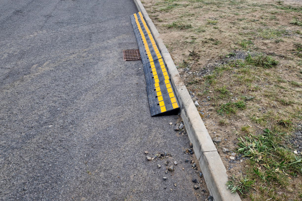 安全交叉楔由塑料制成，带有反射元件。防滑塑料方法在路边到施工现场图片下载