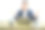 一位亚洲男性自由职业者正坐着，摆出一副禅宗姿势图片下载