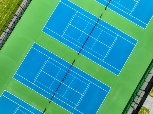 航拍，无人机，新室外蓝色网球场的照片，白色的线与浅蓝色的匹克球线相结合。图片下载