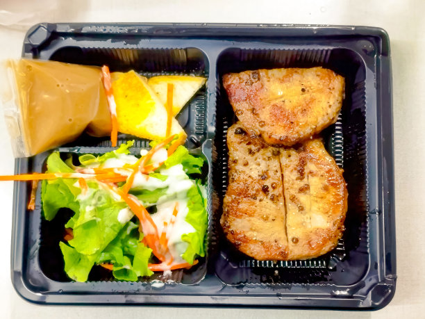 即食猪肉牛排配蔬菜沙拉的图片。图片下载