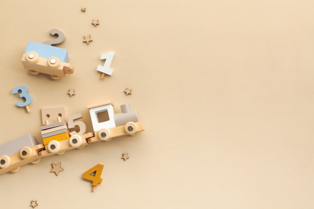 教育木制玩具火车与彩色数字形状块在米色背景。适合与幼儿教育、儿童认知发展相关的概念图片下载
