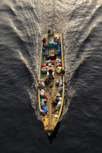 人们带着蔬菜和货物乘船旅行的真实景象图片下载