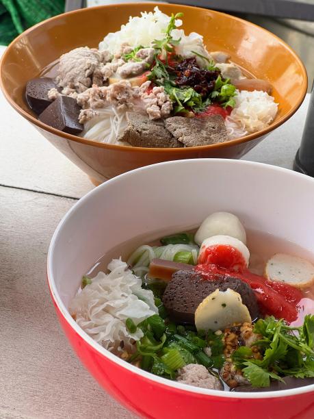 一张桌子上两碗食物的照片。图片下载