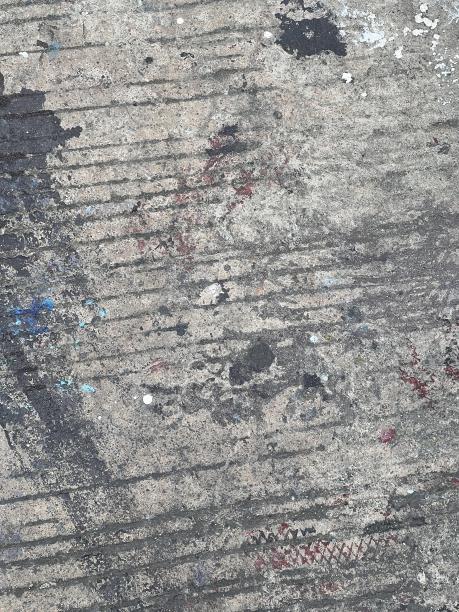 一个人撑着伞走在人行道上的照片。图片下载