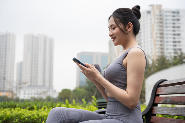 亚洲女孩在公园锻炼的照片图片下载