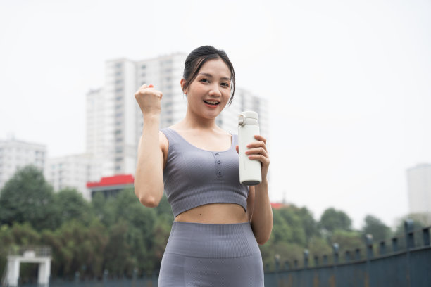 亚洲女孩在公园锻炼的照片图片下载