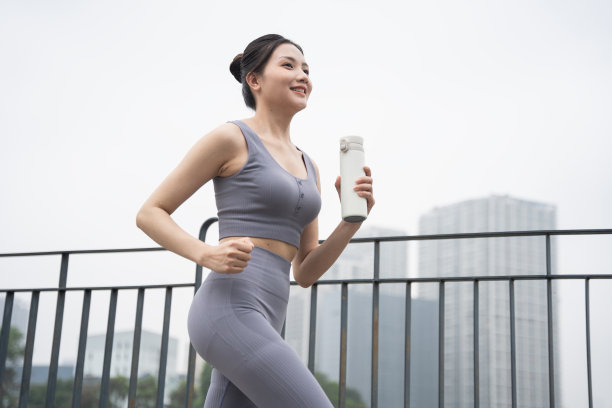 亚洲女孩在公园锻炼的照片图片下载