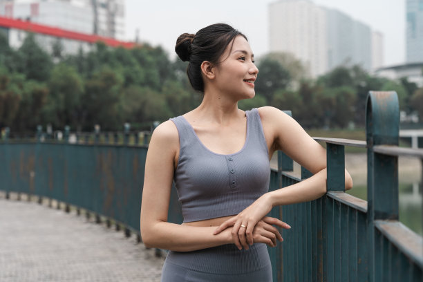 亚洲女孩在公园锻炼的照片图片下载