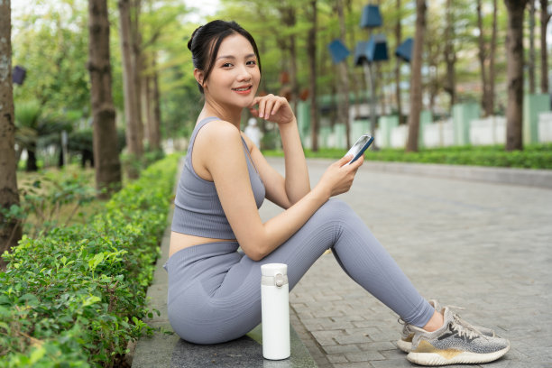 亚洲女孩在公园锻炼的照片图片下载