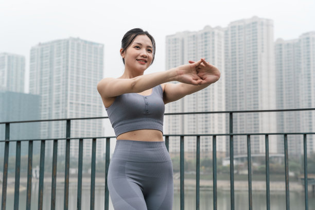 亚洲女孩在公园锻炼的照片图片下载