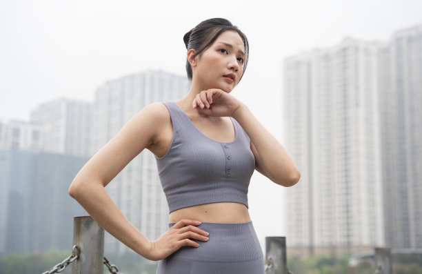 亚洲女孩在公园锻炼的照片图片下载