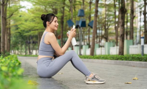 亚洲女孩在公园锻炼的照片图片下载