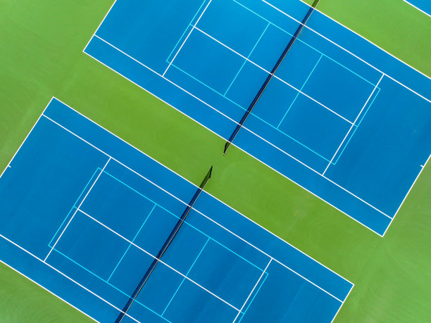 航拍，无人机，新室外蓝色网球场的照片，白色的线与浅蓝色的匹克球线相结合。图片下载