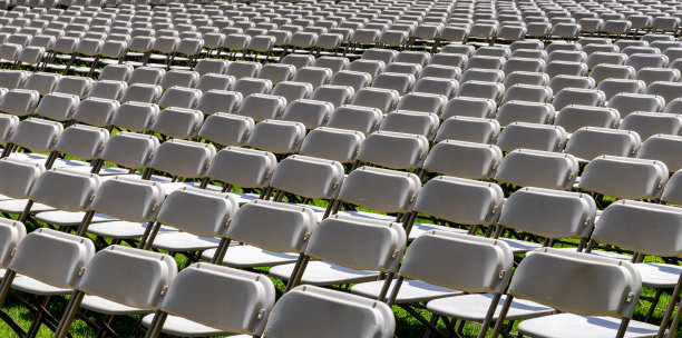 户外一排排白色塑料折叠椅——美国马萨诸塞州图片下载