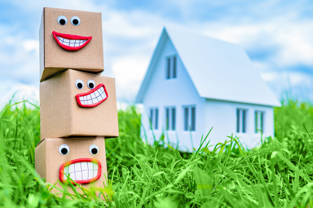 箱子放在小屋外的绿草地上。送货上门。快递服务。使用环保包装。在舒适的家中订购商品。图片下载