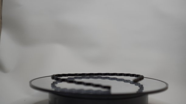 铁黑色发带经久耐用，曲线牢固，给人强烈的女性发型印象。图片下载