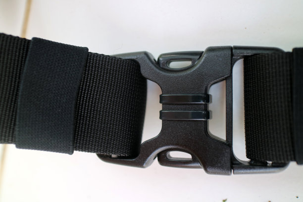 一个大的黑色带锁包图片下载