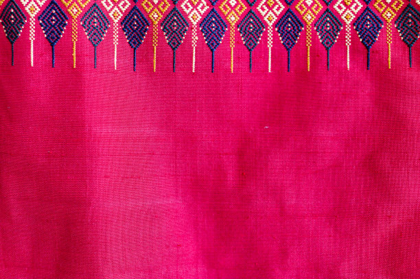 美观无缝泰式花纹民族几何织物花纹，刺绣十字绣，东方像素花纹。棕色背景，抽象，矢量，插图。纹理、服装、丝巾、装饰、花纹、丝绸墙纸。图片下载