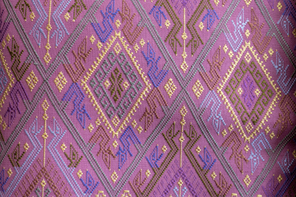 美观无缝泰式花纹民族几何织物花纹，刺绣十字绣，东方像素花纹。棕色背景，抽象，矢量，插图。纹理、服装、丝巾、装饰、花纹、丝绸墙纸。图片下载