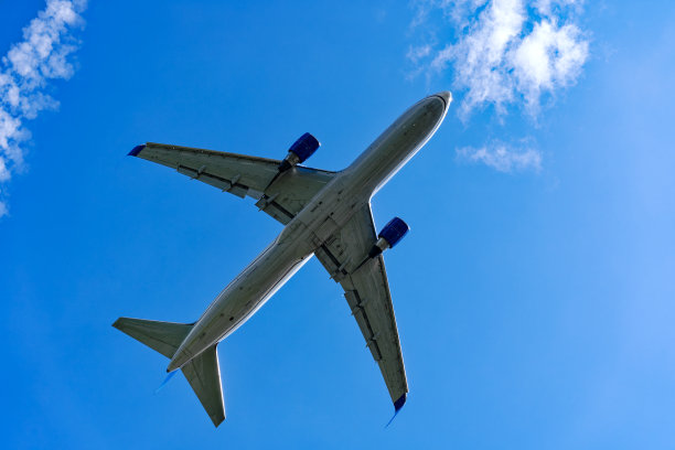 美国联合航空波音767-300飞机离开瑞士机场的仰视照片图片下载