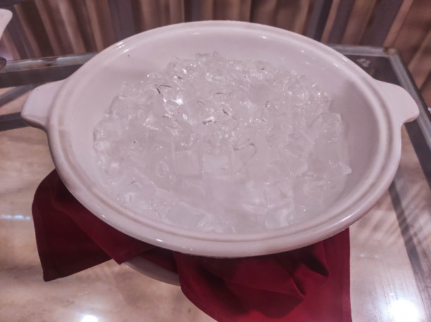 储存在白色碗里的冰块图片下载