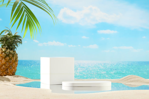 独特的照片推广图片与夏季海滩场景白色的沙滩和蓝色的大海，蓝天，白云和黄色的阳光。在框架的中间是两个并排放置的空讲台图片下载