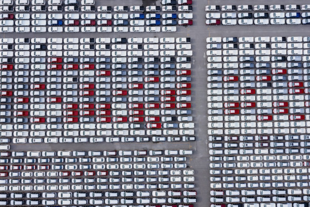 新汽车的背景，在港口排队进出口业务物流到经销商销售，以上视图图片下载